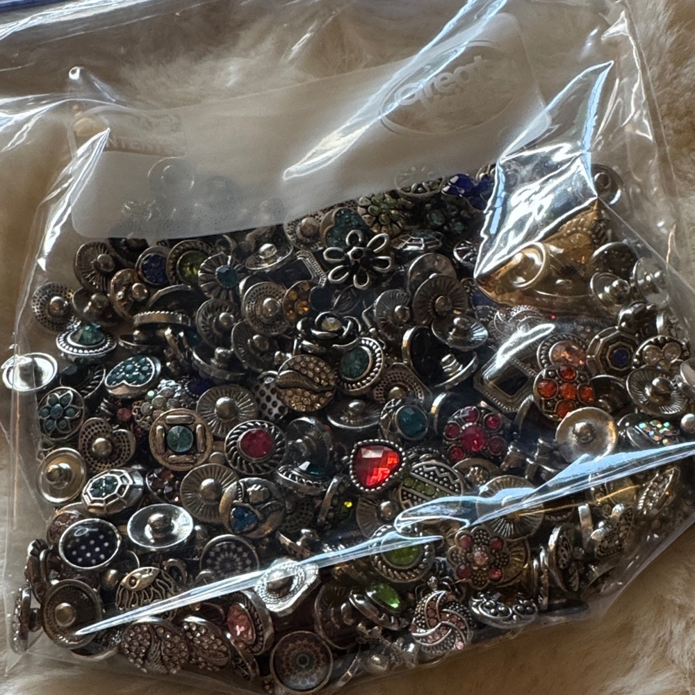 Lot of 18 mm Buttons for Snap Jewelry - Picture 4 of 4